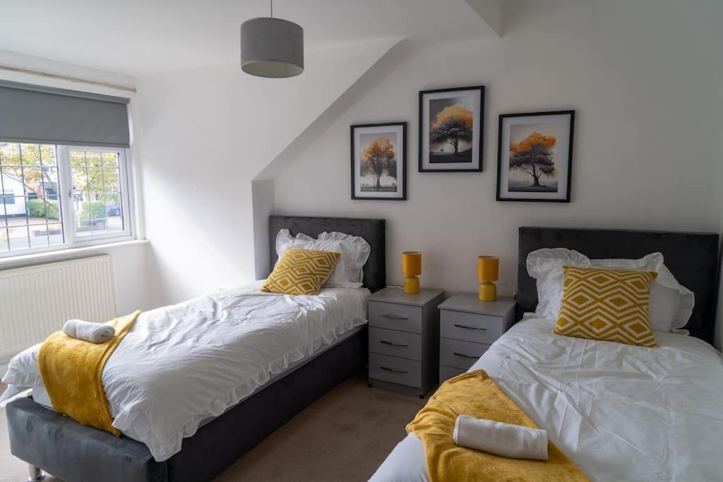 Spacious 15 Guest Home With 9 Beds In Shirley Solihull Exteriör bild