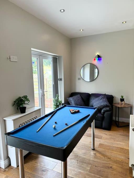 Spacious 15 Guest Home With 9 Beds In Shirley Solihull Exteriör bild