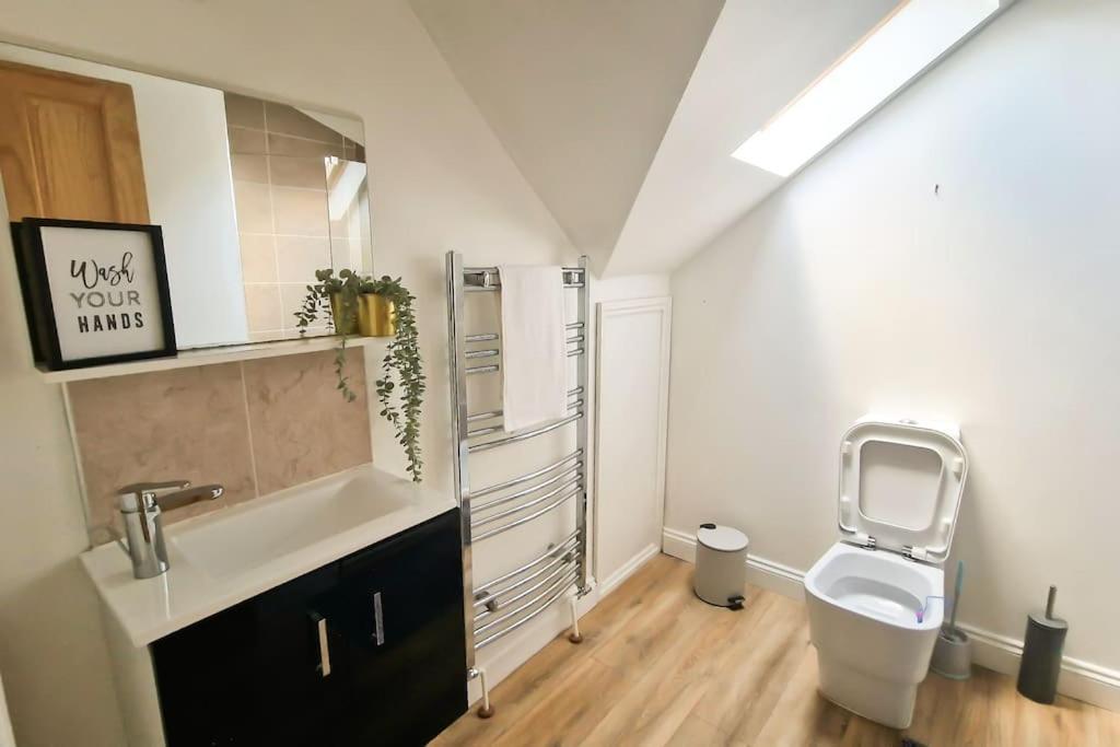 Spacious 15 Guest Home With 9 Beds In Shirley Solihull Exteriör bild