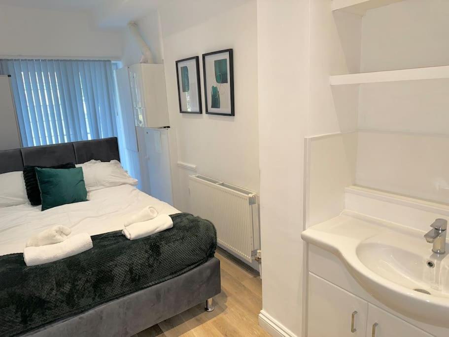 Spacious 15 Guest Home With 9 Beds In Shirley Solihull Exteriör bild