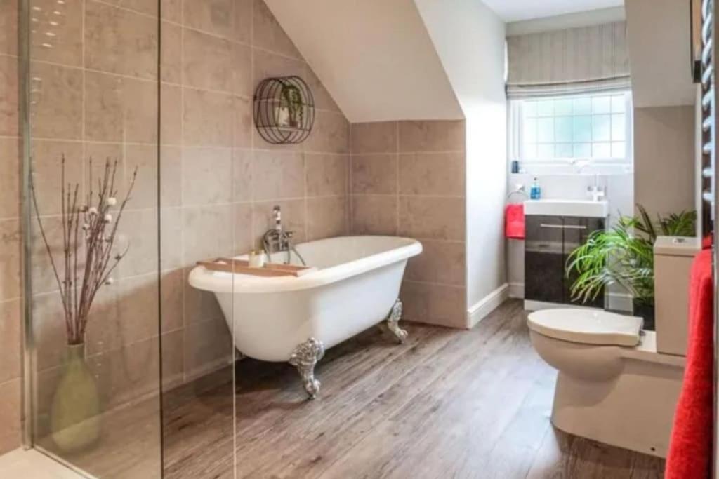Spacious 15 Guest Home With 9 Beds In Shirley Solihull Exteriör bild