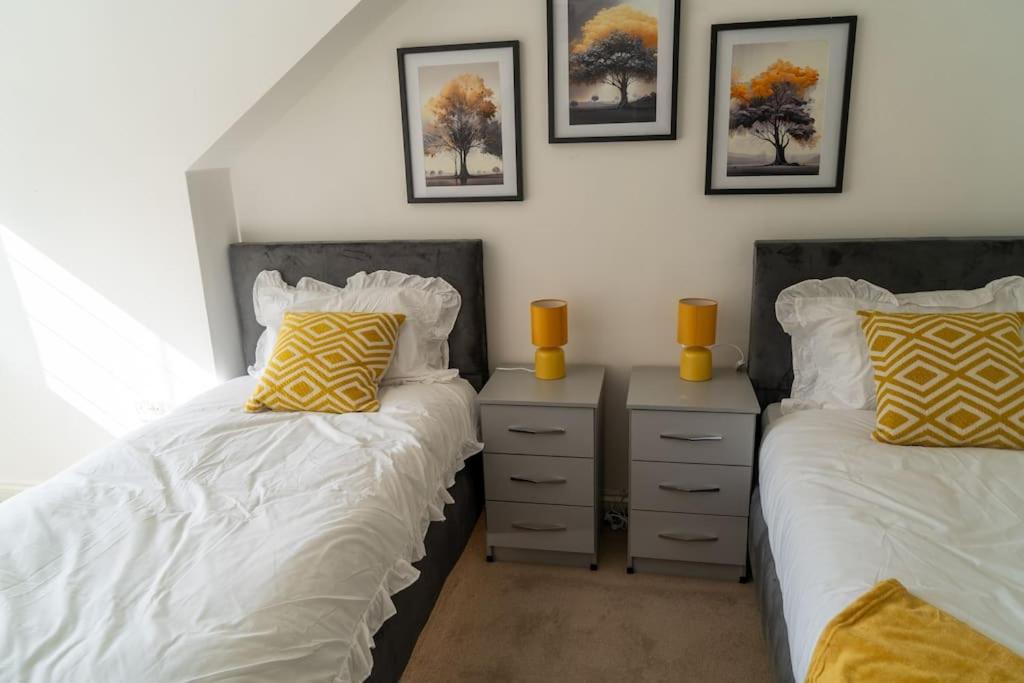 Spacious 15 Guest Home With 9 Beds In Shirley Solihull Exteriör bild