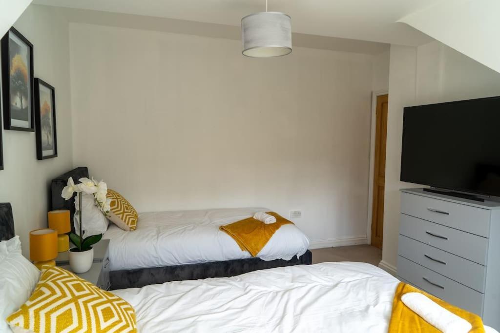 Spacious 15 Guest Home With 9 Beds In Shirley Solihull Exteriör bild